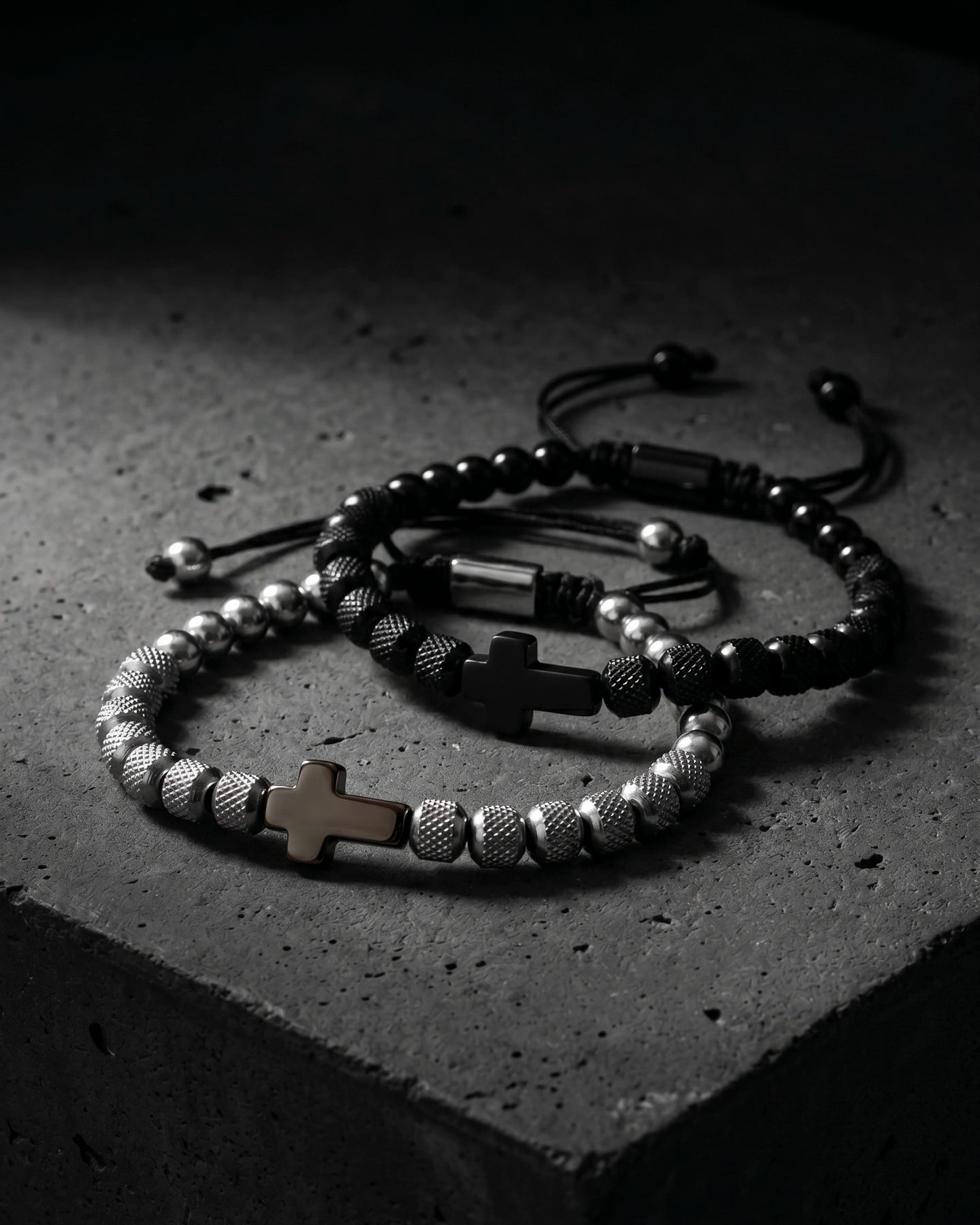 Pulseras Cruz – Negro y Plateado